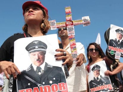 Manifestantes comparam Temer a Hitler em protesto em Brasília.