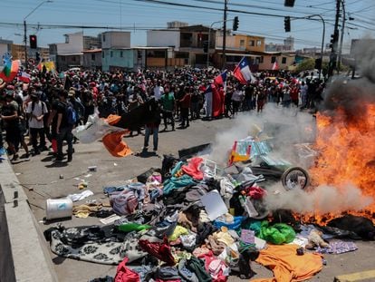 Grupo de pessoas queima barracas que eram utilizadas por estrangeiros para pernoitar em praças e praias, durante passeata contra a imigração irregular no sábado, em Iquique (Chile).