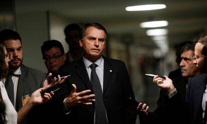 Candidato à Presidência Jair Bolsonaro em coletiva no Congresso.