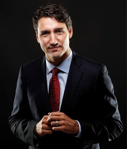 <strong>Quem é.</strong> Justin Trudeau, 44 anos, é o primeiro-ministro do Canadá. É o filho mais velho de Pierre Trudeau, que também ocupou o cargo de primeiro-ministro canadense durante 10 anos.
<strong>Por que gostamos do seu estilo.</strong> O primeiro-ministro canadense passaria despercebido em qualquer lugar com um mínimo de consciência de moda, mas infelizmente a política internacional não é esse lugar. Usar meias estampadas, ter uma tatuagem tribal e se casar vestido com smoking cáqui não são gestos revolucionários – de fato, são bem inócuos –, mas o pobre Trudeau joga em campo adversário, em terra hostil e em circunstâncias meteorológicas adversas. E o faz com muita arte.
