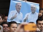 Cartel de Álvaro Uribe e Iván Duque en un acto electoral en Armenia (Colombia) en junio de 2018. 