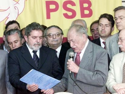 Lula com Miguel Arraes (e Eduardo Campos ao fundo), em um encontro do PSB em Brasília, em 2002.
