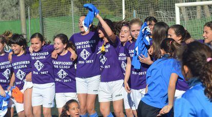 O time infantil do AEM de Lleida, formado por meninas, celebra o título da Liga.