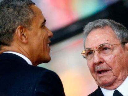 Obama e Raúl Castro no funeral de Mandela em dezembro.