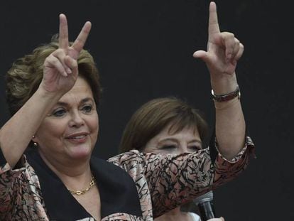 Dilma Rousseff pede a libertação de Lula com a mão esquerda e faz o V do movimento peronista com a direita