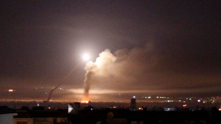 Disparos de míssil vistos de Damasco na noite de quarta-feira