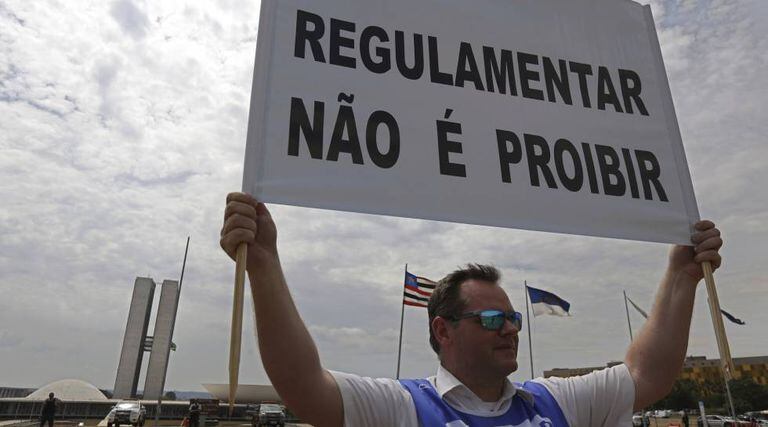 Taxista durante protesto em frente ao Congresso Nacional.