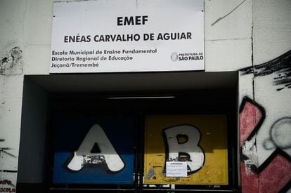 Entrada da Emef Enéas Carvalho de Aguiar, zona norte da capital.