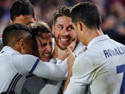 A felicidade de Modric e Ramos na celebração do 1x1 contra o Barcelona.