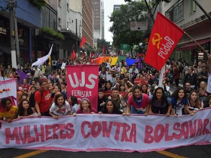 Mulheres na rua Augusta, região central de São Paulo, durante a marcha do Dia Internacional da Mulher.
