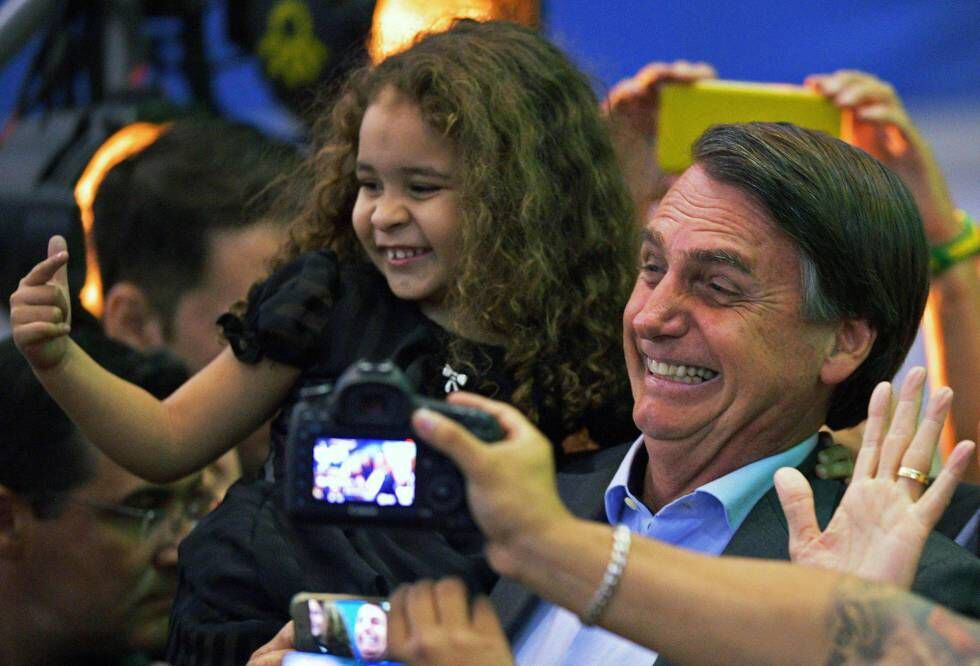 Bolsonaro, num evento em que ensinou uma criança a imitar um revólver com os dedos.