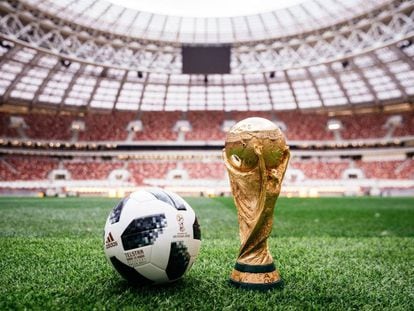 A bola e o troféu da Copa do Mundo sobre o gramado do estádio Lujniki, em Moscou, palco da final.