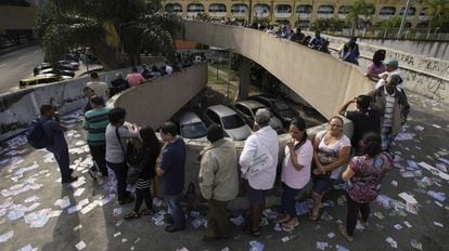 Cidadãos fazem fila para votar na favela da Rocinha, no Rio de Janeiro. 