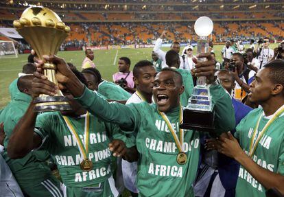 Emenike, da Nigéria, levanta o troféu na última Copa da África.