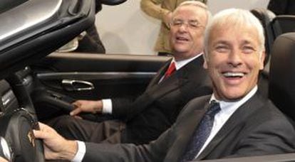 Matthias Mueller, novo chefe da Volkswagen, em primeiro plano, junto a seu predecessor, Martin Winterkorn, em 2011.