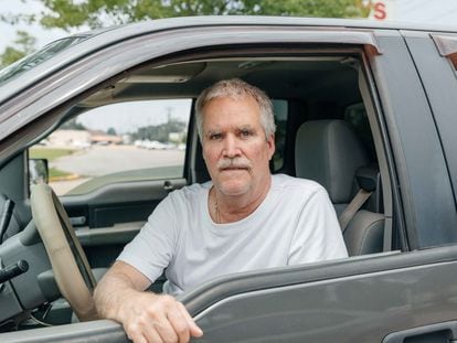 Scott Dowell, 60 anos, funcionário de uma fábrica de equipamentos de proteção em Baton Rouge, em seu veículo.