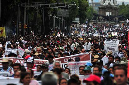 Manifestação reúne mais de 50 mil na Cidade do México.