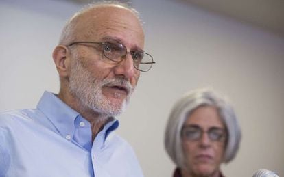 Alan Gross e sua mulher, Judy, no seu regresso a Cuba, em 17 de dezembro.