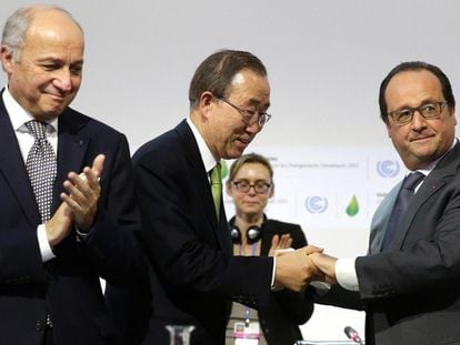 O ministro de Relações Exteriores da França, Laurent Fabius, o secretário-geral da ONU, Ban Ki-moon, e o presidente francês, François Hollande.