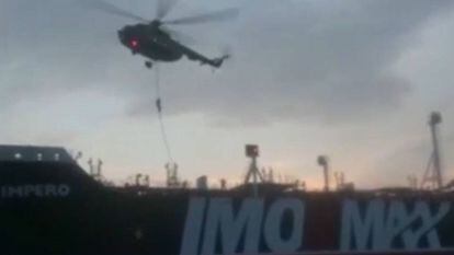 Imagem do vídeo da Guarda Revolucionária do Irã no momento em que foi capturado o navio de bandeira britânica 'Stena Impero'.