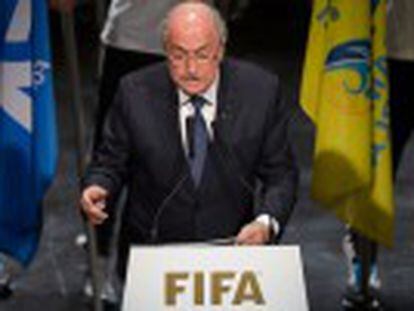 O presidente do órgão máximo do futebol mundial chama de ‘casos individuais’ a prisão de seus diretores por corrupção