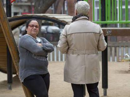Mayuli A. Ahumada Herrera, de 41 anos, e Carmen, de costas, de 60 anos, em um parque de Barcelona.