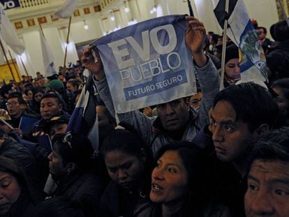 Simpatizantes do presidente Evo Morales na noite deste domingo.