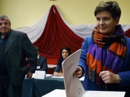 Beata Szydlo, favorita nas eleições, vota com seu marido.