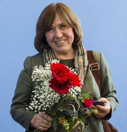 Svetlana Alexievich durante a entrevista coletiva em Berlim.