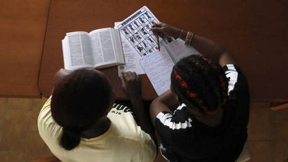 Duas vítimas da rede de tráfico internacional de mulheres estudam em uma casa de acolhimento da ONG Projeto Esperança, na Espanha, em abril passado.