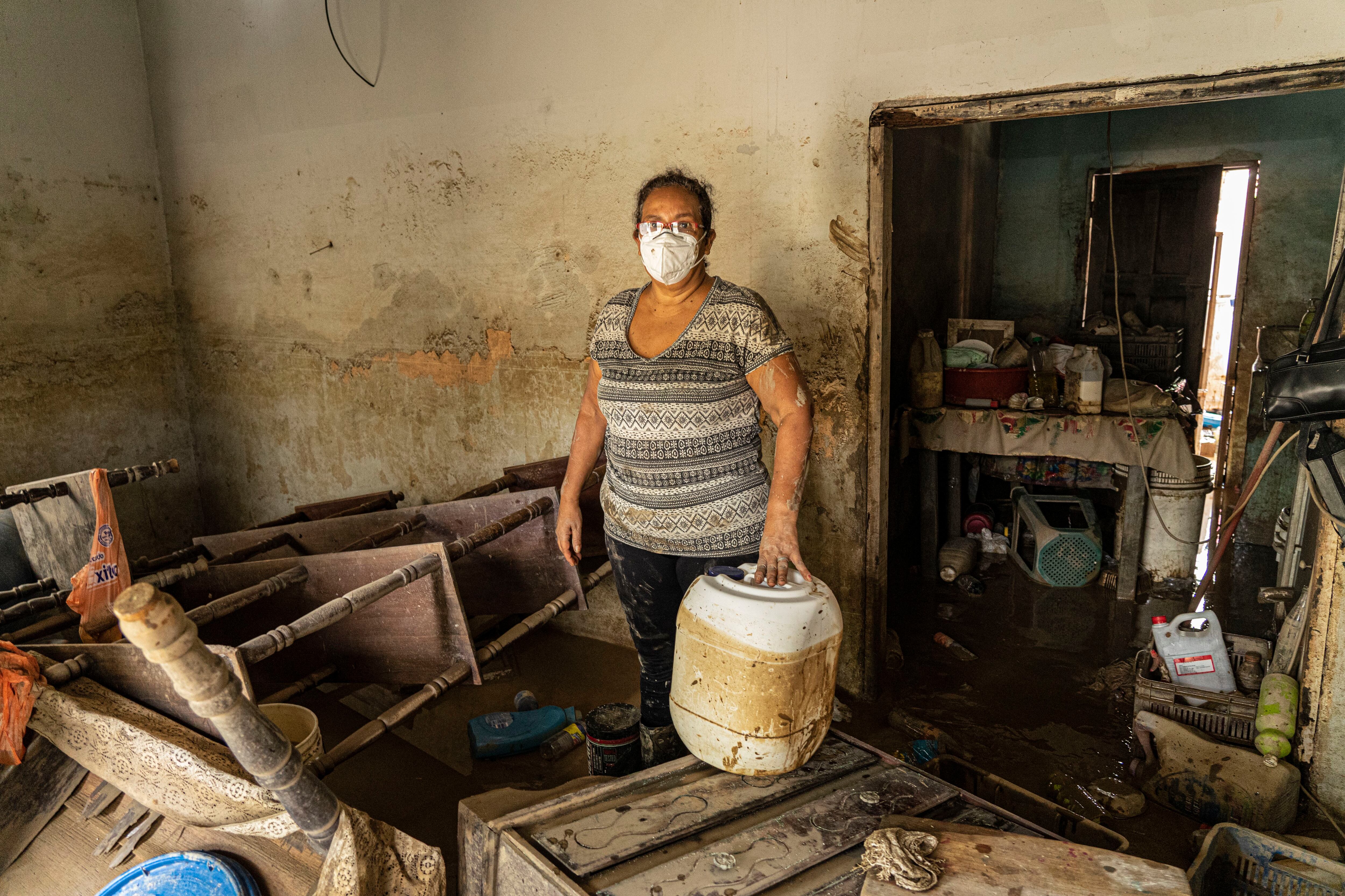 Susana, moradora do bairro Jerusalén, limpa o interior de sua casa. | Em vídeo, a passagem do Iota por Honduras e a devastação que deixou. 