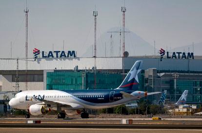 Avião da Latam Airlines na pista do Aeroporto Internacional de Santiago, em Santiago do Chile, em 26 de maio de 2020,