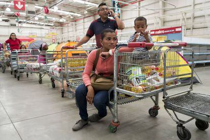 Uma família em um supermercado de Caracas.