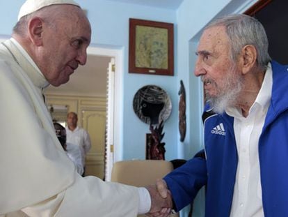 <b><a href= "http://brasil.elpais.com/brasil/2015/09/20/internacional/1442769457_123747.html">O PAPA E CASTRO REÚNEM-SE EM HAVANA.</a></b> O ex-líder e o pontífice mantiveram um encontro "familiar e informal", segundo o Vaticano
