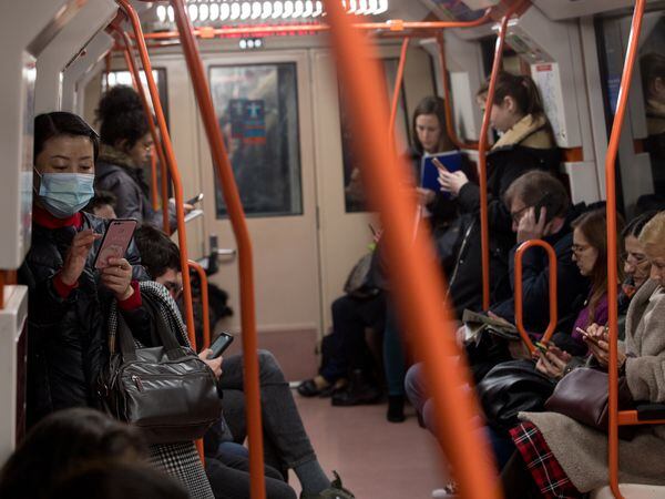 Dvd991(05/02/20) Mascarillas , esperas para abrir la puerta cual duelo en el oeste y mucho movil en medio de la crisis del Coronavirus en el Metro de Madrid Foto: Víctor Sainz