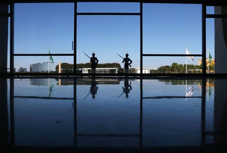 Guardas no Planalto no dia seguinte à votação do impeachment no Senado.