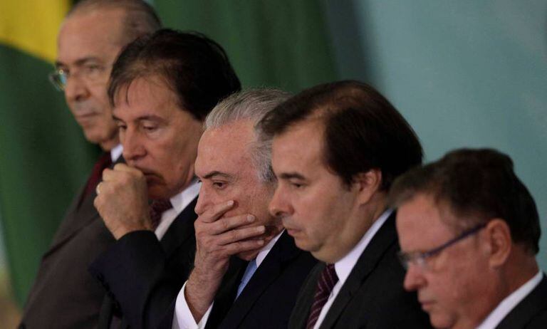 Michel Temer entre o presidente do Senado, Eunício Oliveira (PMDB-CE), e o presidente da Câmara, Rodrigo Maia (DEM-RJ), em cerimônia no Palácio do Planalto. Nas pontas, o ministro-chefe da Casa Civil, Eliseu Padilha, e o ministro da Agricuiltura, Blairo Maggi.