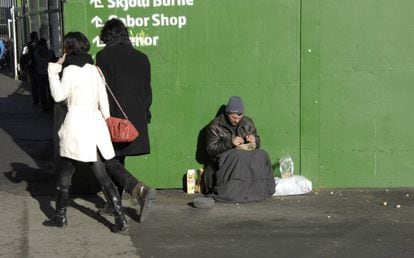 Um mendigo estrangeiro pede nas ruas de Copenhague (Dinamarca) em fevereiro de 2015.