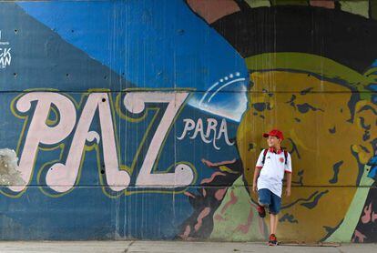 Graffiti com a inscrição "Paz para o povo"em Cali, Colombia.