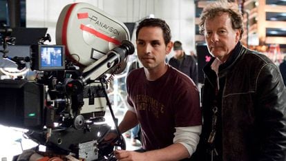 Greg Berlanti (esquerda) e o diretor de fotografia Andrew Dunn na filmagem de ' Juntos Pelo Acaso'. / VÍDEO: Cinco séries de Berlanti.
