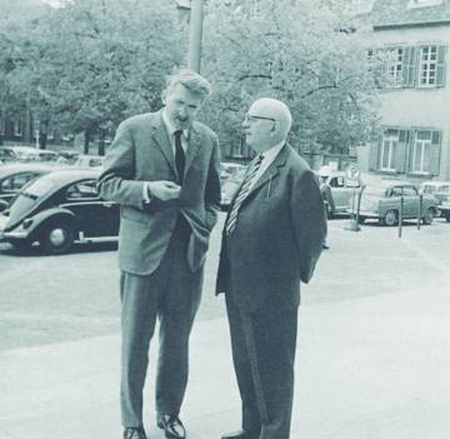Jürgen Habermas e Theodor W. Adorno no congresso de sociologia de Heidelberg, em abril de 1964.