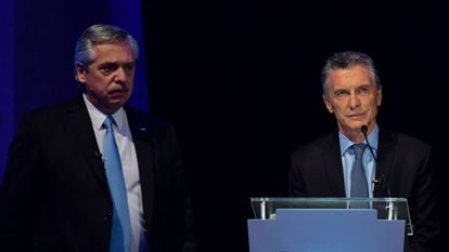 Mauricio Macri (direita) e Alberto Fernández, durante o debate presidencial celebrado em Santa Fé, Argentina.