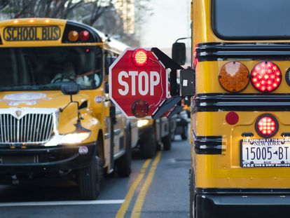 Ônibus escolar à porta de um colégio do Brooklyn (Nova York), em 6 de outubro.