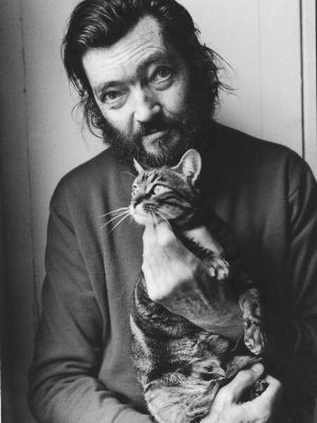 O escritor Julio Cortázar posa com seu gato em 1982.