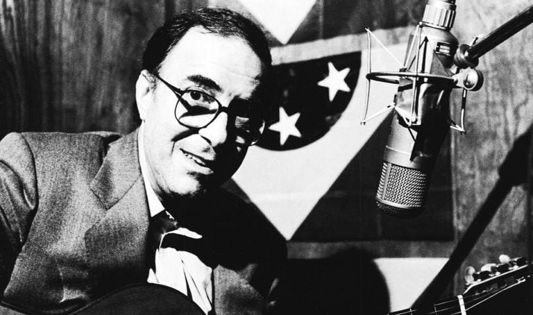 João Gilberto durante gravação em um estúdio, em uma foto com a data desconhecida.
