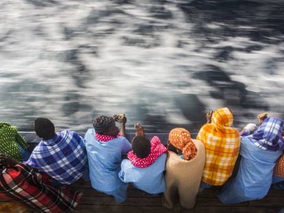 Imigrantes africanos a bordo de um barco da ONG espanhola Proativa Open Arms, que os resgatou na &uacute;ltima quinta-feira pr&oacute;ximo &agrave; L&iacute;bia.