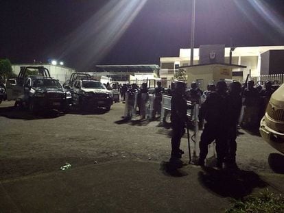 Policiais Federais montam guarda nas imediações do presídio de La Toma.