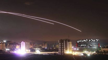 Foto cedida por forças pró-Síria do ataque com mísseis visto de Damasco