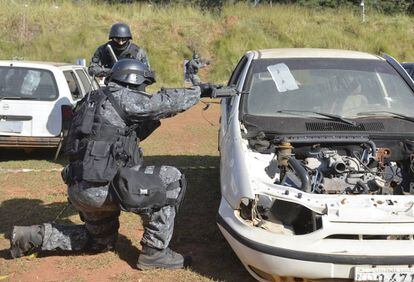 Exercício anti-terrorista das Forças Especiais brasileiras.