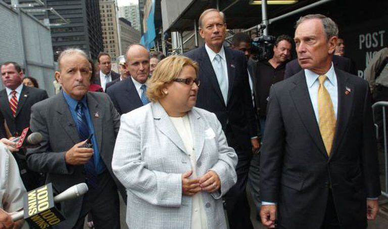 Alicia Esteve fingiu ser uma das sobreviventes dos atentados do 11-S e chegou a presidir uma associação em memória das vítimas. Na fotografia, com o prefeito Bloomberg (direita) e o ex-prefeito Giuliani (atrás), em 2005.